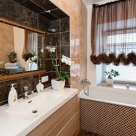 2 Bedroom/2 Bathroom Old Town 아파트