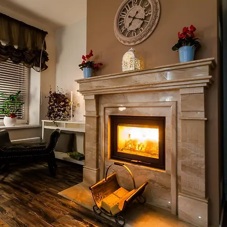 2 Bedroom/2 Bathroom Old Town Apartment